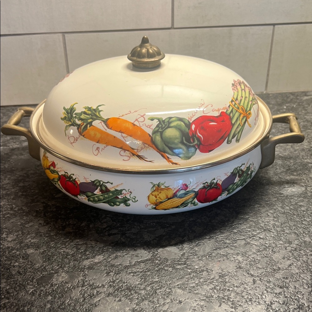 Farmers Market Decorative Vegetable Design Casserole Dish with Lid. Looks new!!